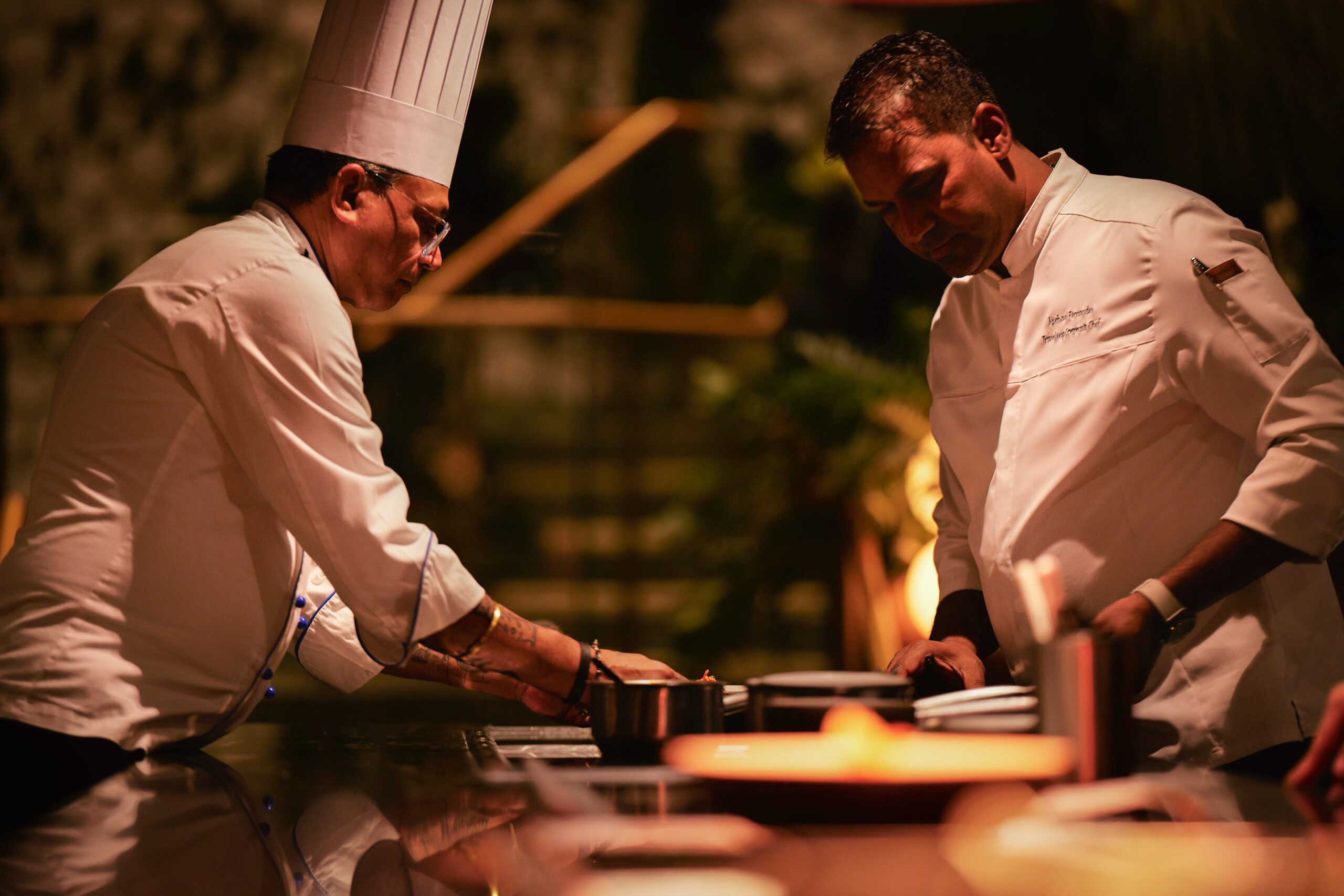 ESTÚDIO DO CHEFE with two chefs cooking in kitchen
