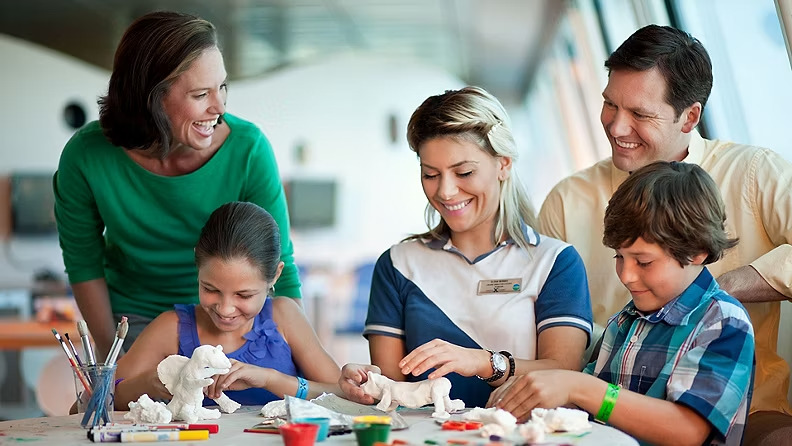 hóspedes embarcando em familia