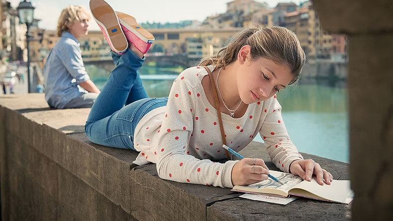 criança desenhando em uma ponte