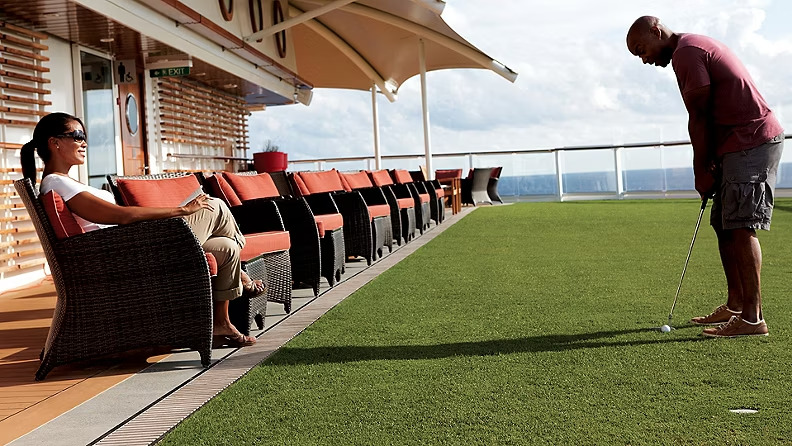 adulto jogando golfe