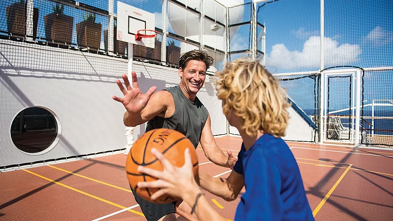 jovem jogando basquete